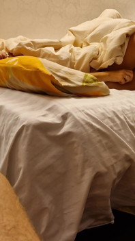 Il marito lascia che un ragazzo sconosciuto formi internet per divertirsi con la sua moglie hotwife - vero trio mmf amatoriale