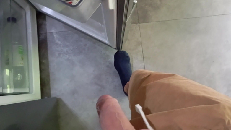 Elvissc: Il bel dilettante ha fatto sborrare il suo grosso cazzo...