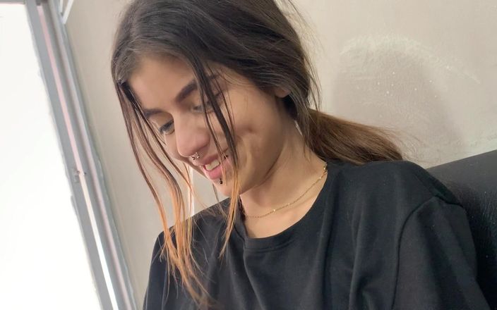 TUflacasex123: Üvey kız kardeşim beni gömleksiz göremiyor çünkü bana olan arzuları artıyor