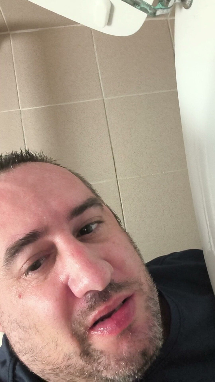 LeccaCessi: Licking Public Toilet