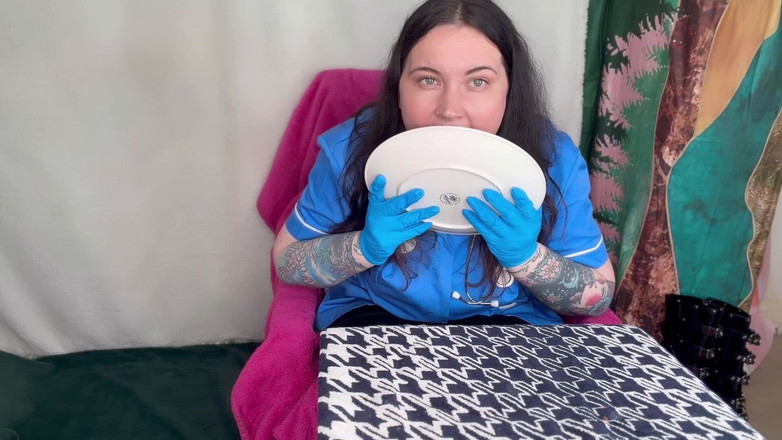 MissFFW: 長い一日の後に食べている看護師