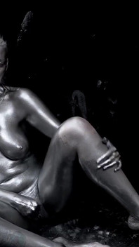 Bodypaint seksi seksi dengan tubuh aduhai lagi asik nyepong kontol dan ngentot habis-habisan