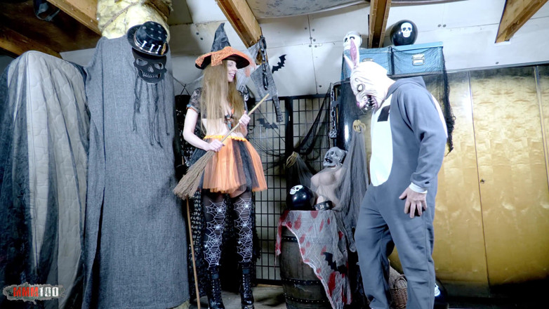 MMM100: Halloween Frenzy: terry in costume da coniglio bizzarro scopa duramente...