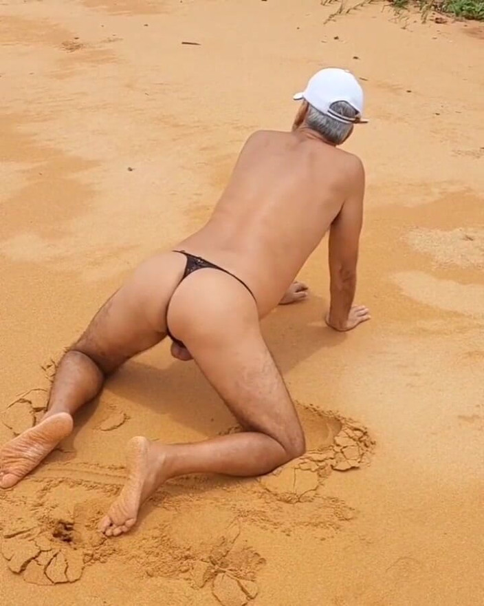 Ladysilvas: Ледісільва кроссдрессер на пляжі в трусиках, яка гаряча дупа