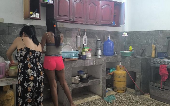 NEGRITA SEXY: 我们正在做饭午餐，然后我们开始在厨房脱衣服