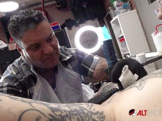 Alt Erotic: Татуированная красотка River Dawn Ink получает новую татуировку на киску