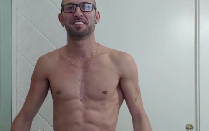 Boy jerking off: ¿Y ahora vienes a ducharme?