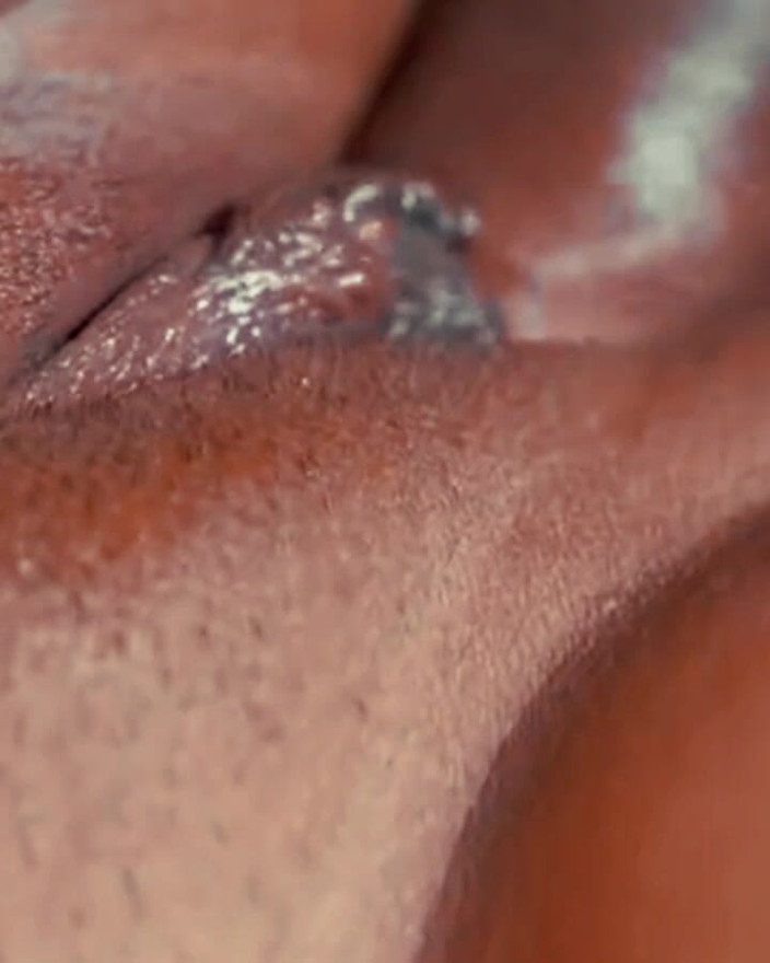 HOTKAMASUTRA: Aman把他的鸡巴放在她的嘴唇之间并吮吸它
