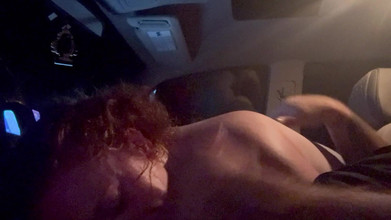 Chester Van Name: 脚很可爱的性感红发女郎深夜在车里给另一次惊人的口交。这一次,我射得她脸上都是。