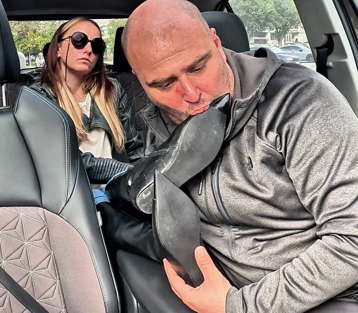 Mistressyammyboots: Arabada ayakkabılarıma tap, köle - burası senin yerin