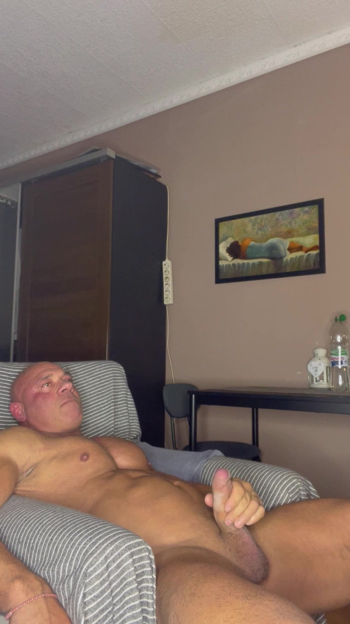 Mr. Guru: Un culturiste se branle à la maison