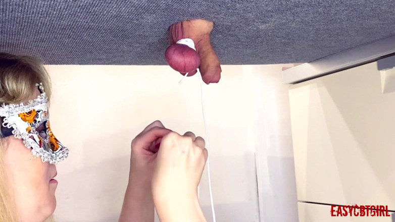 AnnyCandyPainboy: Une maîtresse attache des couilles et claque des doigts au-dessus...