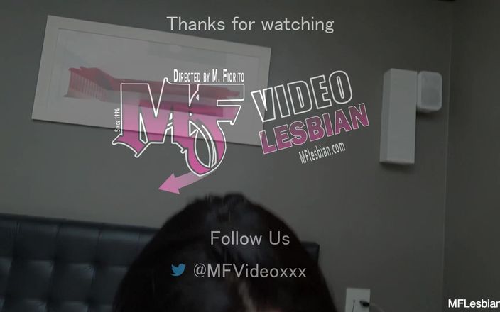 MF Lesbian: MILf-frau überredet junges mädchen zum küssen