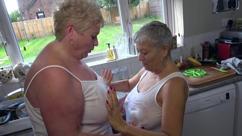 Uk Joolz: Savanna baise dans la cuisine avec son gode ceinture