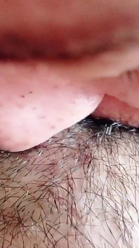 POV: Můj manžel zkoumá moji chlupatou kundičku, lízání a líbání Dokud mě přivede k lahodnému skutečnému orgasmu