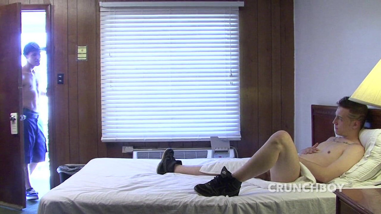 Gaybareback: 若いストレートはゲイの男性にフェラされることを受け入れる