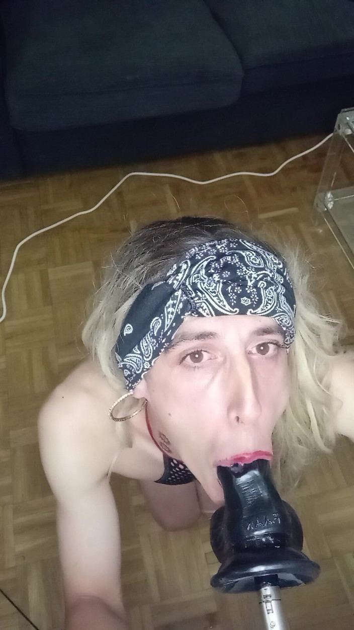 Penelopene27: Transvesthemd lutscht dildo xxl