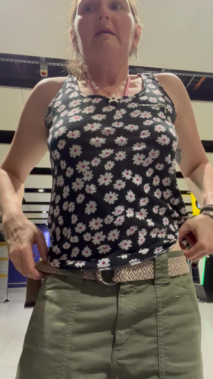 MistressWriggler: हवाई अड्डे पर नंगे स्तन