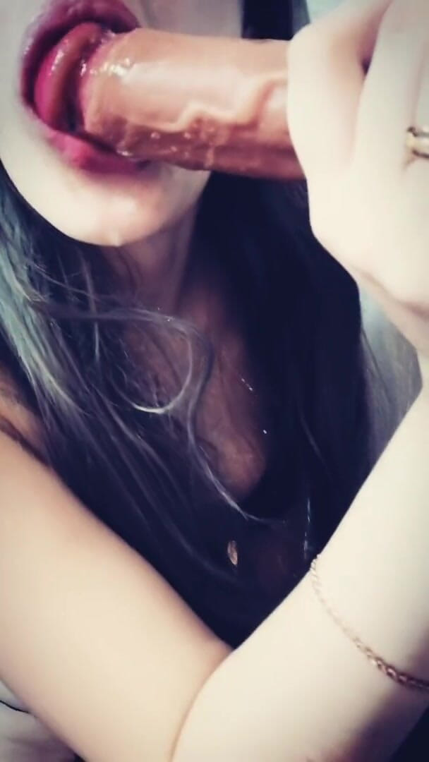 Katy Sikret: Cadela chupa um vibrador