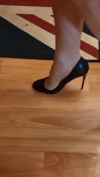 Ich übe das Laufen, bevor ich in meinen neuen schwarzen Pumps komme.