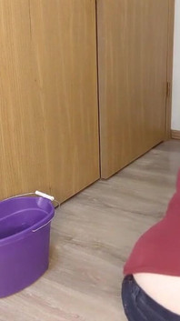 La rivelazione del culo per la pulizia del pavimento