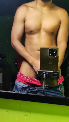 Hornyboy2058: Îi trimit o fotografie cu un cur delicios prin mesaj, și...