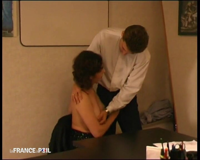 French Family Secrets: 茶色い肌で34歳、かなり乳白色で引き締まった胸、仕事を探しています!