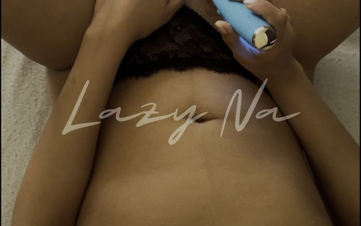Lazy Na: उत्तेजित लड़की अपने दोस्त के सामने हस्तमैथुन करती है