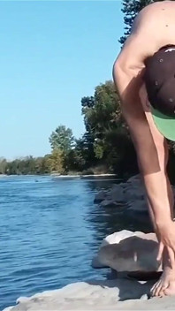 Eşcinsel twink kayalık bir plajda dışarıda çıplak yoga yapıyor, yanından geçen eşcinsel seyir eden erkekler onu izleyebilir