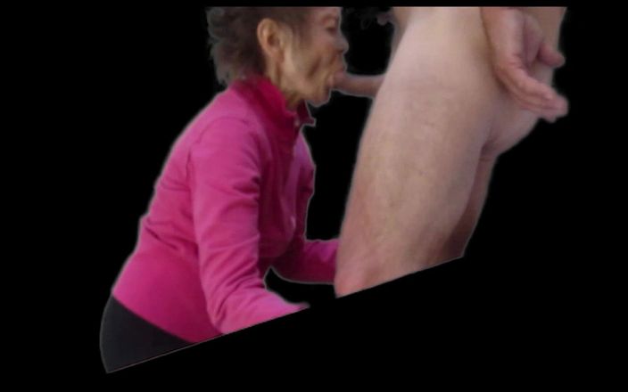 Cock Sucking Granny: Video perdido - obediente chupando polla abuelita editado