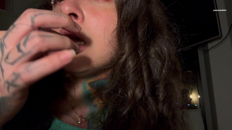 Pedazodchicle: 쪼이는 혀 사이에 작은 을 가지고 노는 거인들