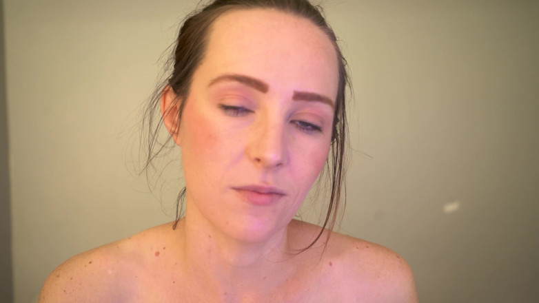 Alicia Robertz: セクシーなクローズアップかわいい喫煙セッション - 小柄な赤毛のリップティーズ