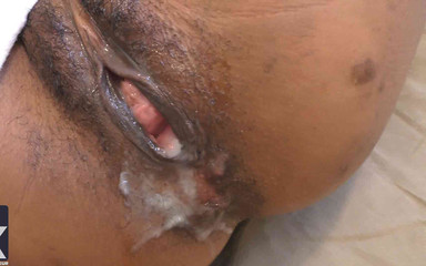 Bam-bulax: La figa pelosa nera si riempie di cazzo bianco e...