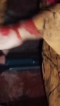 Una cameriera di 18 anni è stata trovata da sola a casa dal suo datore di lavoro che sessualmente lei