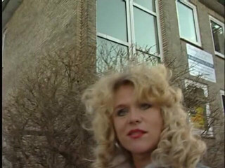 Lucky Cooch: Loira milf na entrevista na rua