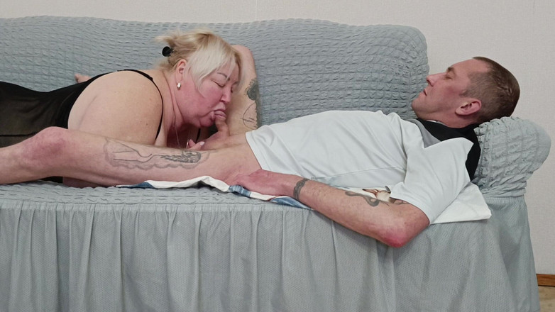 Zona901: Mama vitregă își frământă gâtul cu o muie profundă și înghite spermă