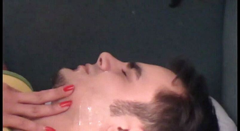 Femdom Austria: Alida sputa il suo uomo