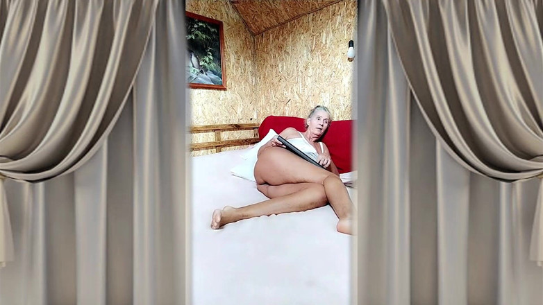 Lukerya: Ama de casa caliente Lukerya Gran culo en una cama...