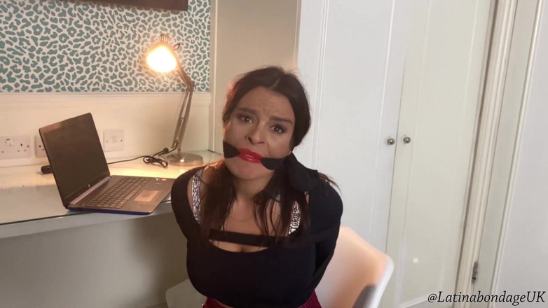 Latina Fetish: 침대에서 독수리를 묶고 갈라진 개그와 거대한 볼가그로 재갈을 묶은 섹시한 비서!