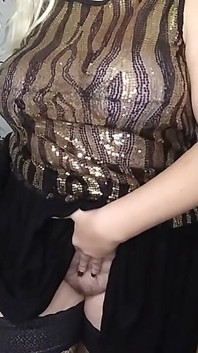 Yaramaz orta yaşlı seksi kadın eteğin altında külot giymiyor