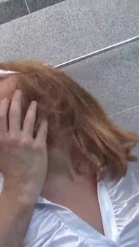 Pervy Sugardaddy transforma seu jovem brincando na perfeita puta bebendo mijo, foda facial, fisting profundo, foda, facial.