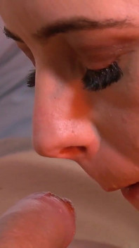 Melody Pleasure lutscht und fickt deutschen schwanz