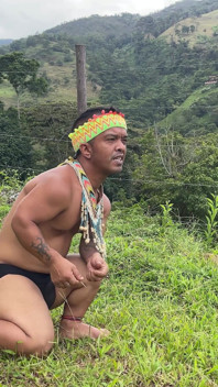 Micul indian găsește o femeie odihnindu-se în pădure, el devine excitat uitându-se la fundul ei și ajunge să-și pună penisul în gura ei.
