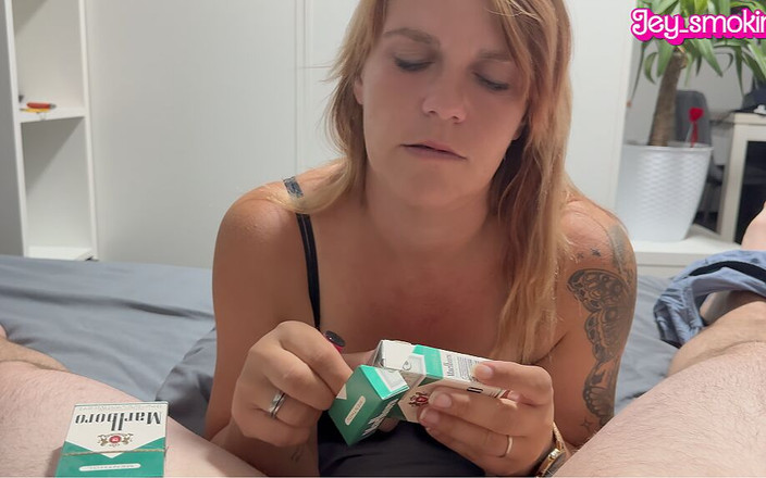 Jey smoking: Une chienne fumeuse fume 2 Marlboro Menthol et suce une bite...