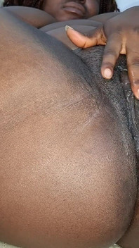Chatte mouillée pleine de sauce en manque sur un sexe de 40 cm de 20 pouces