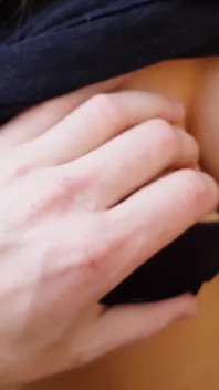 18letá brunetka kouří a polyká mrdku v parku