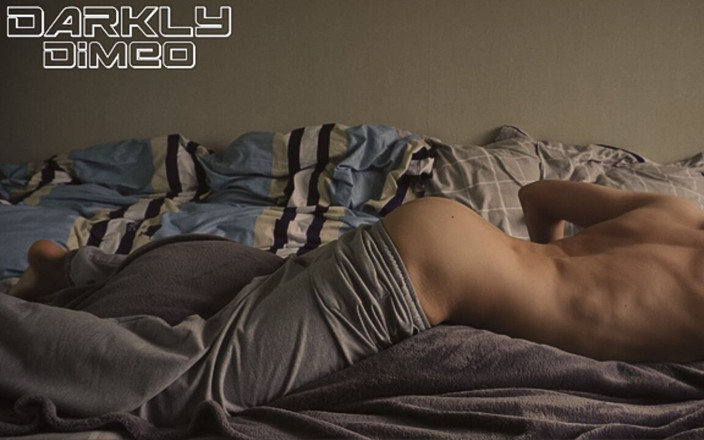DarklyDimeo: 朝のルーティン。ムラムラしたパパは彼の灰色のズボンを脱ぎ捨て、あなたのタイトな穴を想像して枕をこぶします
