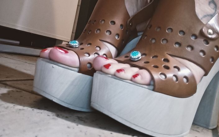 Blair_Waldorf: Foot in a Slutty Shoe Ready to Be Licked
