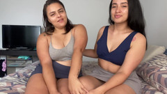 zoemelissa: De nuevo tus niñeras favoritas se divierten con un juguete...