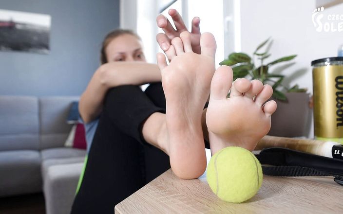 Czech Soles - foot fetish content: 在网球比赛后放松她出汗的脚